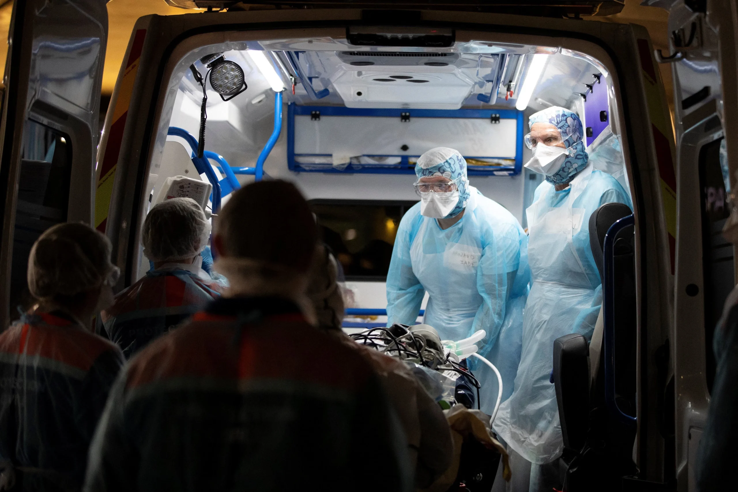 Ambulance en intervention devant un établissement de santé