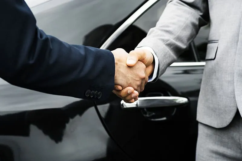 Réservation de transport médical : poignée de main entre le patient et le transporteur